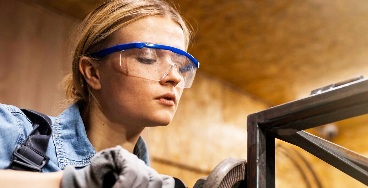 Protective glasses important in the Manufacturing industry Eyeweb