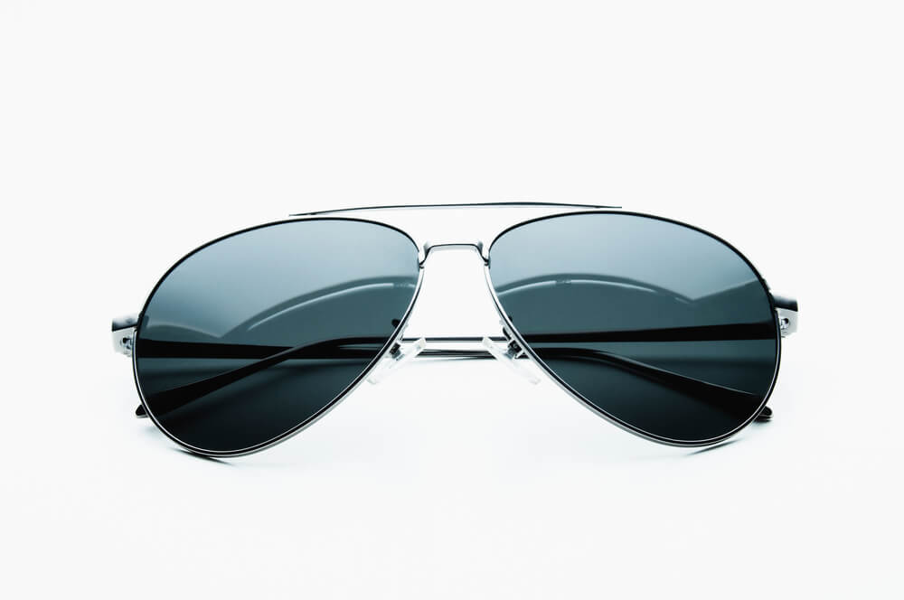 What is the Correct Way of Wearing Aviator Sunglasses?